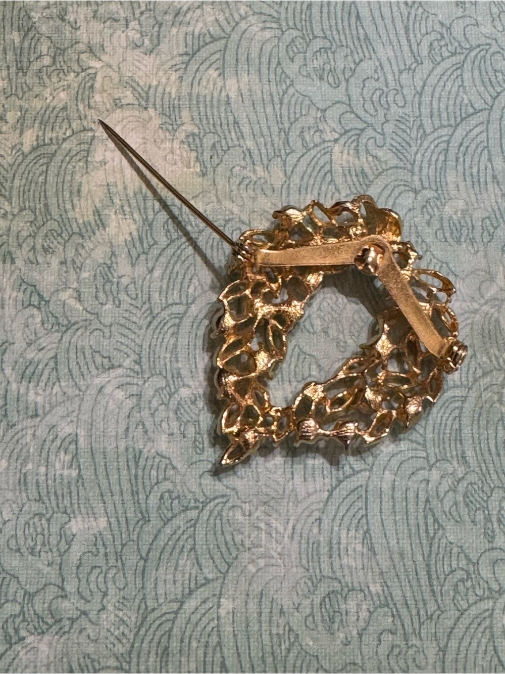 VINTAGE GOLD TONE AND FAUX PEARLS BROOCH - Picture 7 of 9
